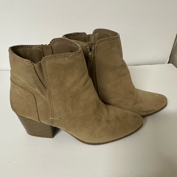 Apt. 9 Tan Ankle Suede Booties Size 7.5 - Picture 3 of 5